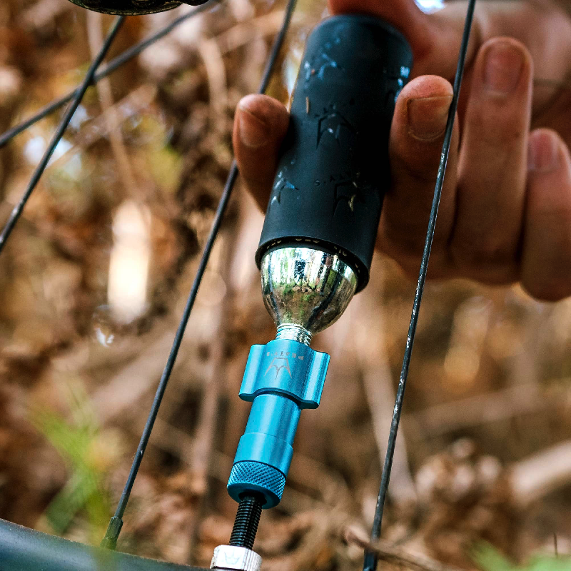 PEATY'S HOLESHOT MTB CO2 Percutor + 2 x 25 g Zilveren CO2 Draadpatronen