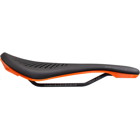 SPANK OOZY 220 144mm Zadel CrN/Ti Rails Oranje