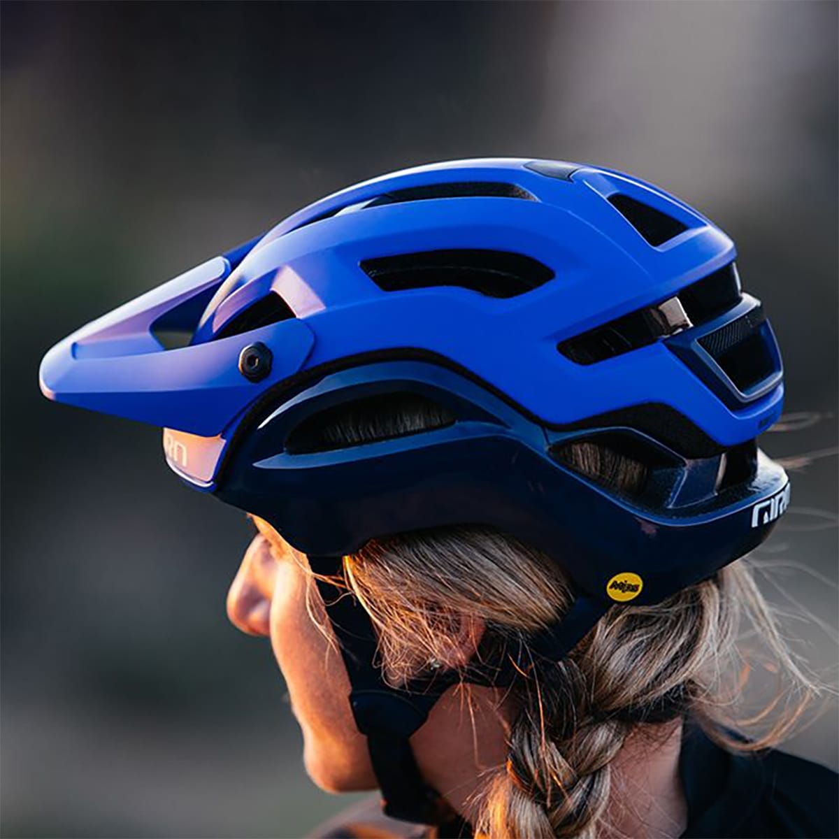 GIRO MANIFEST MIPS MTB Helm Grijs