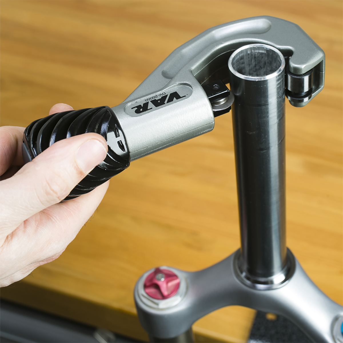 Buis snijden van 3 tot 42 mm met VAR DV-20000 ontbramer