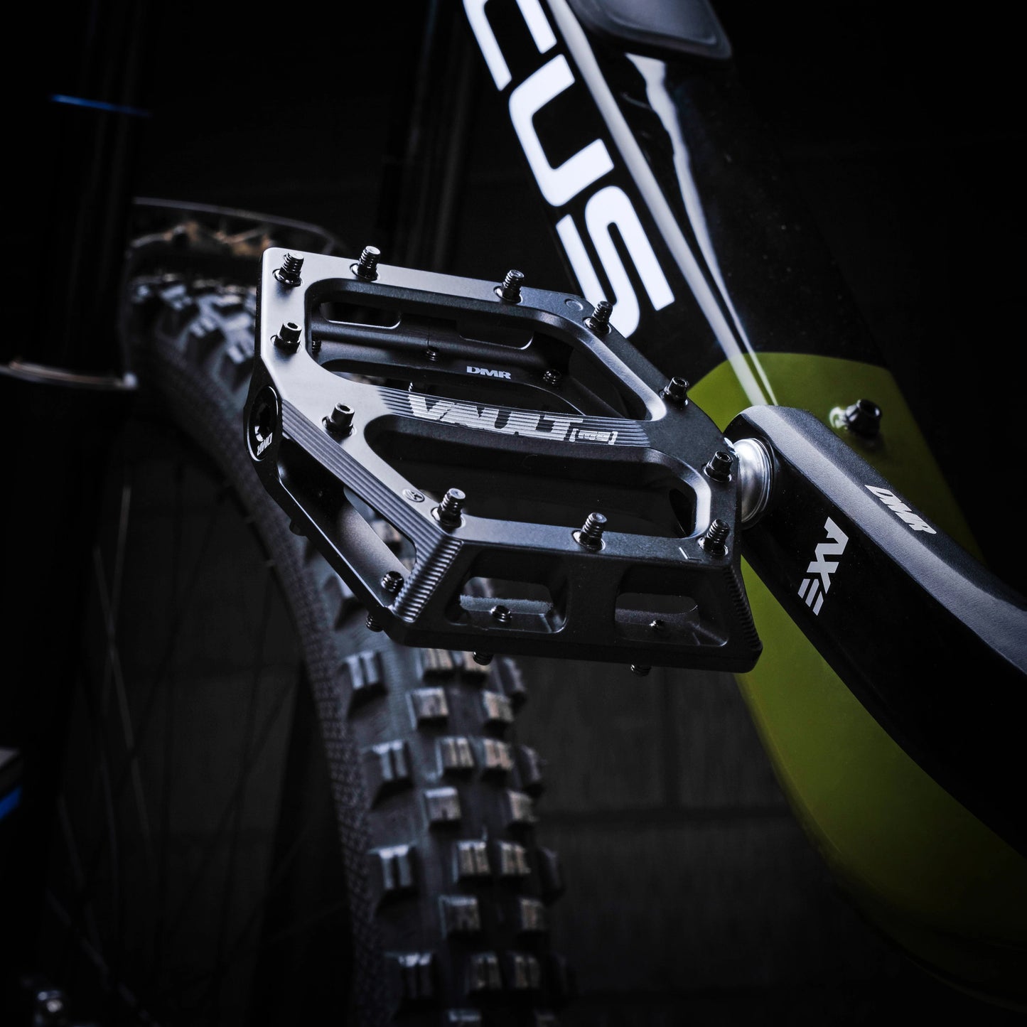 DMR VAULT MAG vlakke pedalen Zwart
