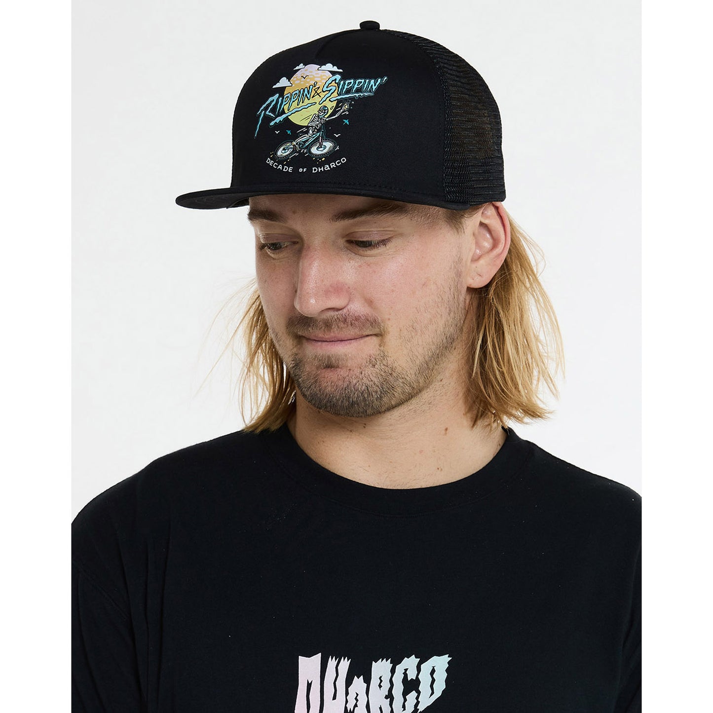 DHARCO FLAT BRIM TRUCKER RIPPIN EN SIPPIN Pet Zwart