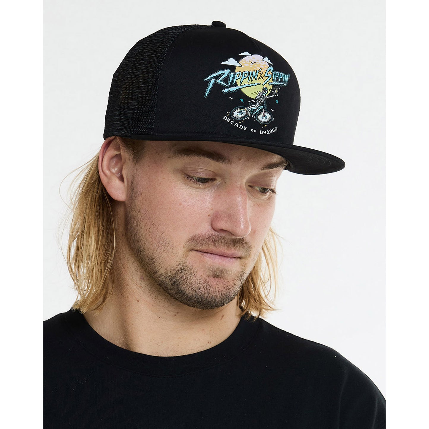 DHARCO FLAT BRIM TRUCKER RIPPIN EN SIPPIN Pet Zwart