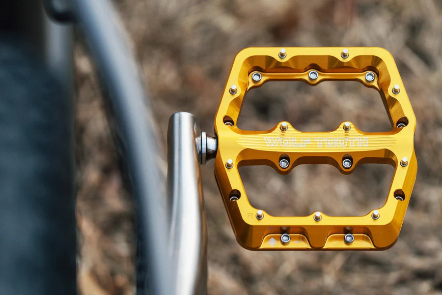 WOLF TOOTH WAVEFORM platte pedalen, groot, goudkleurig