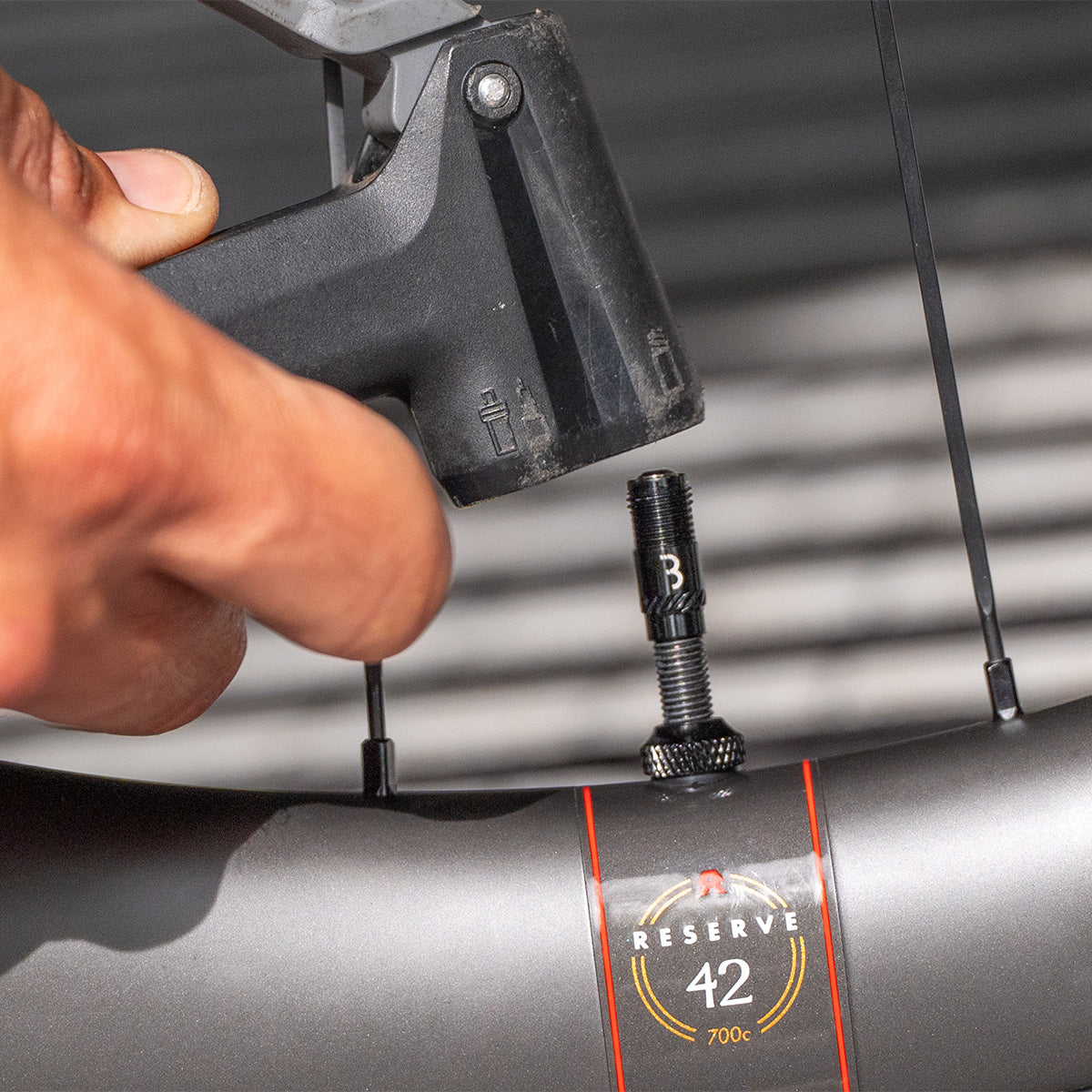 Set van 2 BBB CORE CAP ventieleinden met moeren blauw