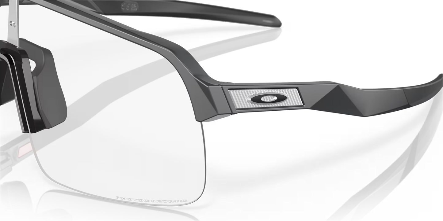 OAKLEY SUTRO LITE Mat Koolstof Heldere Fototrope Lens