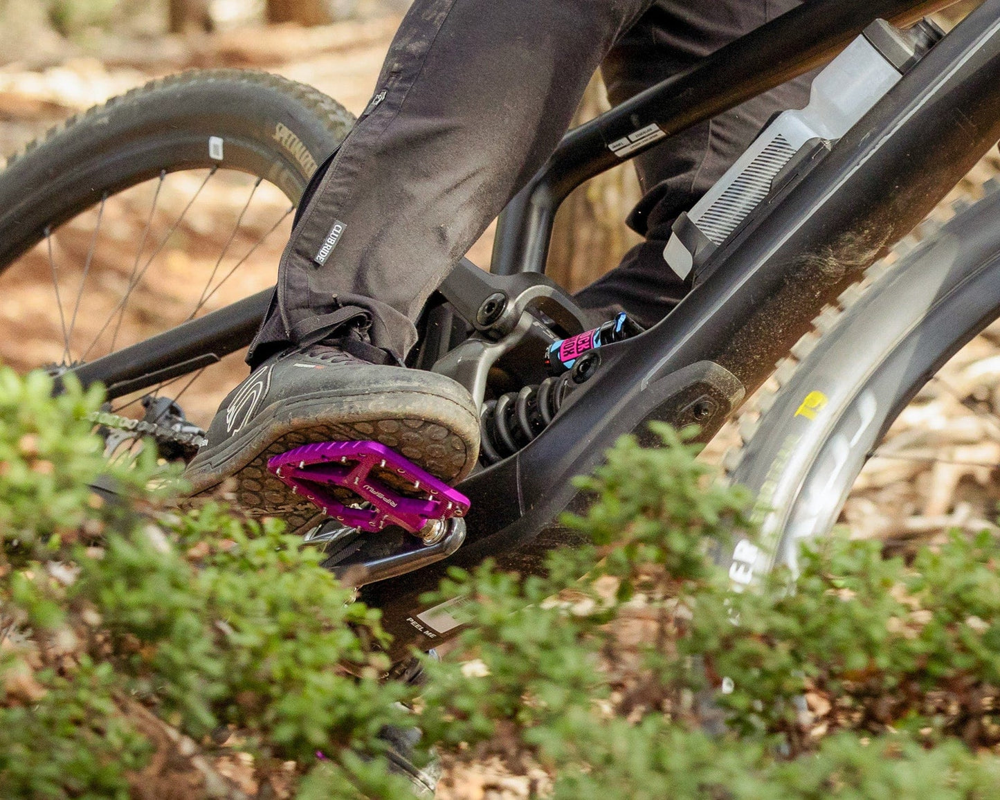 WOLF TOOTH RIPSAW platte pedalen, paars