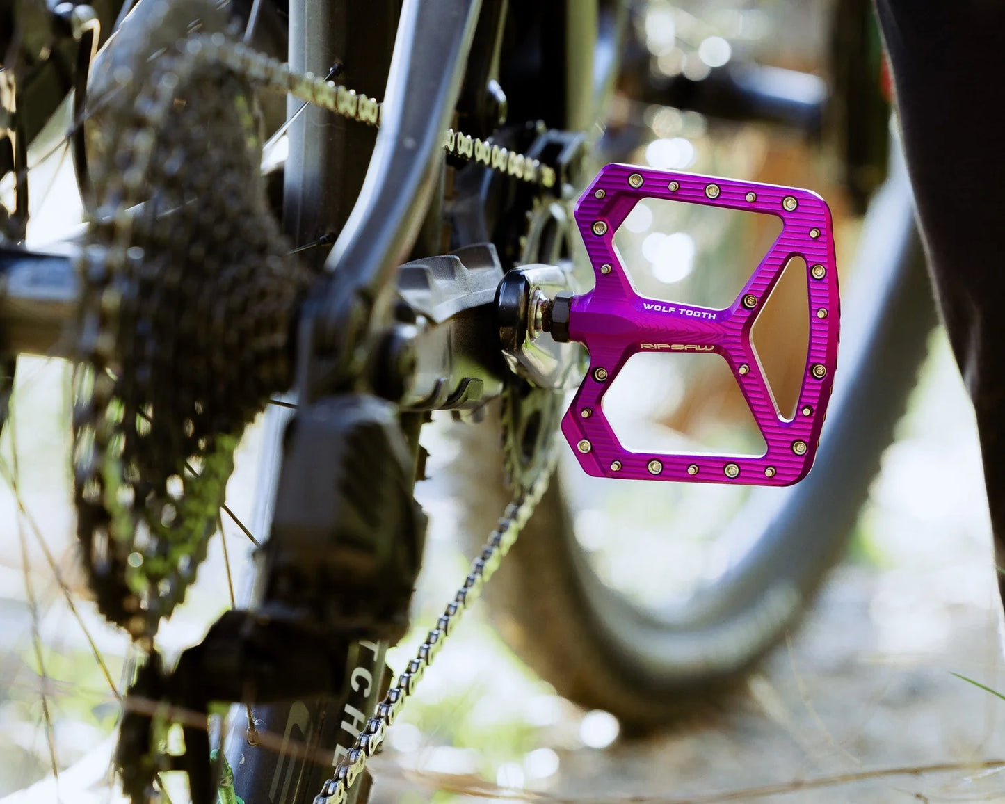 WOLF TOOTH RIPSAW platte pedalen, paars