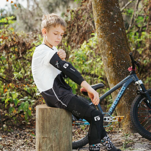 G-FORM PRO-X4 Elleboogbeschermers voor kinderen Zwart