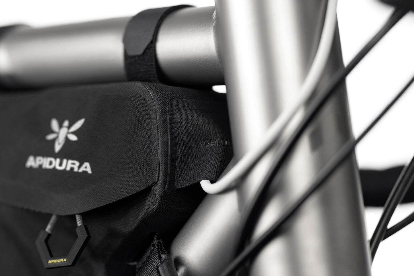 Frametas APIDURA RACING FRAME PACK 2,4 L Zwart