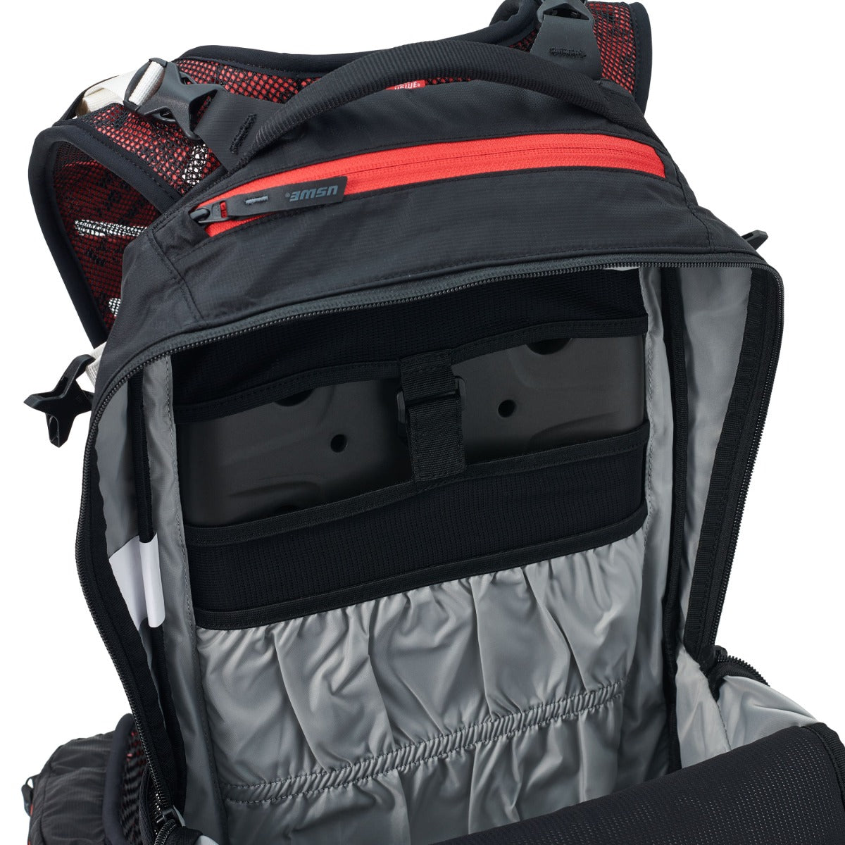 USWE FLOW 16 L rugzak met geïntegreerde rugbescherming Zwart/Rood