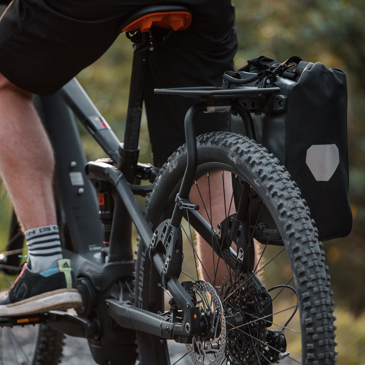 Bagagerek achteraan met universele steun voor AEROE Spider-tassen