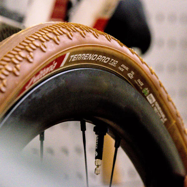 VITTORIA Terreno Pro T10 Hardpack 700x45c Gravel Race Natuurlijk Tubeless Gereed Zacht Beige Q2 2025 band