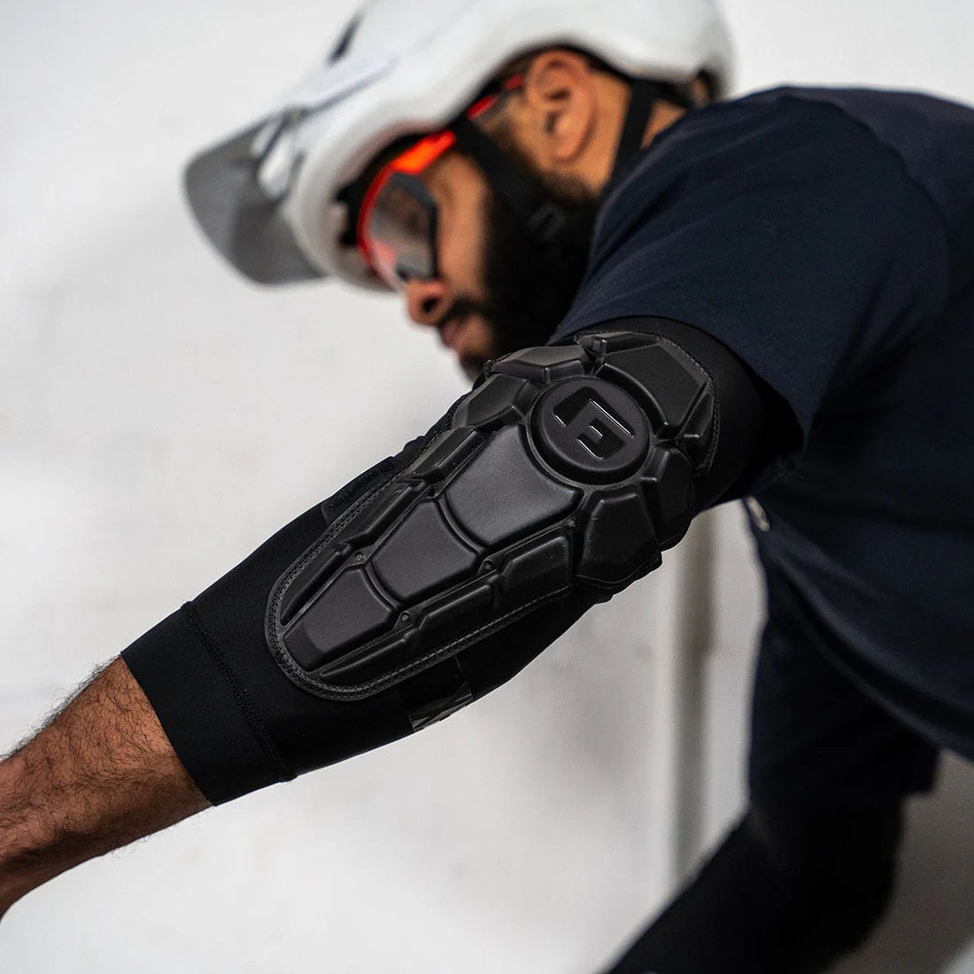 G-FORM PRO-X3 Elleboogbeschermers Mat Zwart